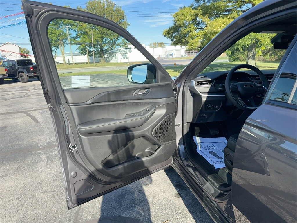 New 2025 Jeep Grand Cherokee L LAREDO X 4X4 Sport Utility