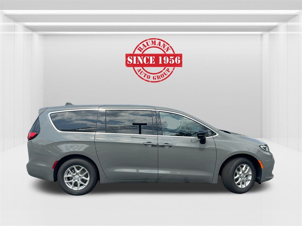 2025 Chrysler Pacifica photo 4