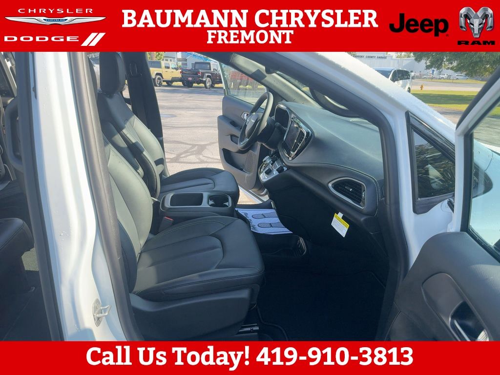 2026 Chrysler Pacifica Select - Photo 12