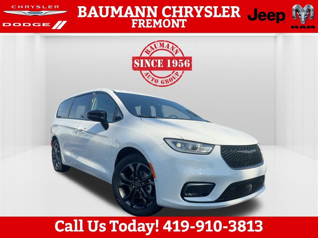 2026 Chrysler Pacifica Select's photo