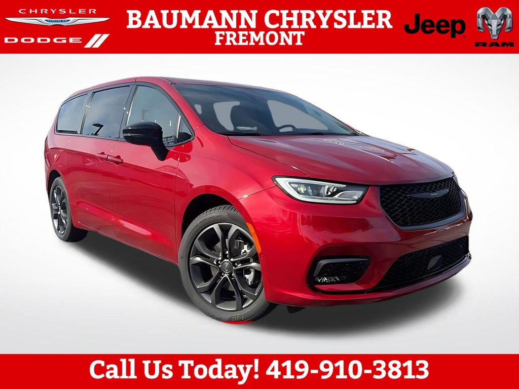 2026 Chrysler Pacifica Select's photo