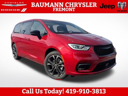 Featured New 2026 Chrysler Pacifica SELECT Passenger Van for sale in Fremont, OH