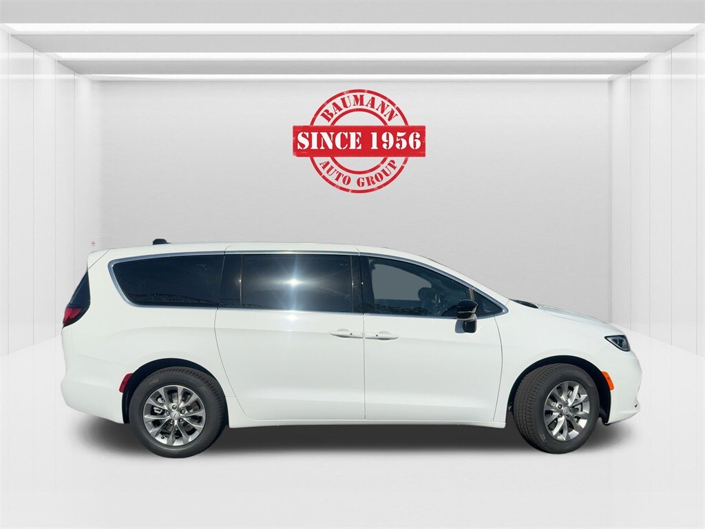 2026 Chrysler Pacifica photo 4