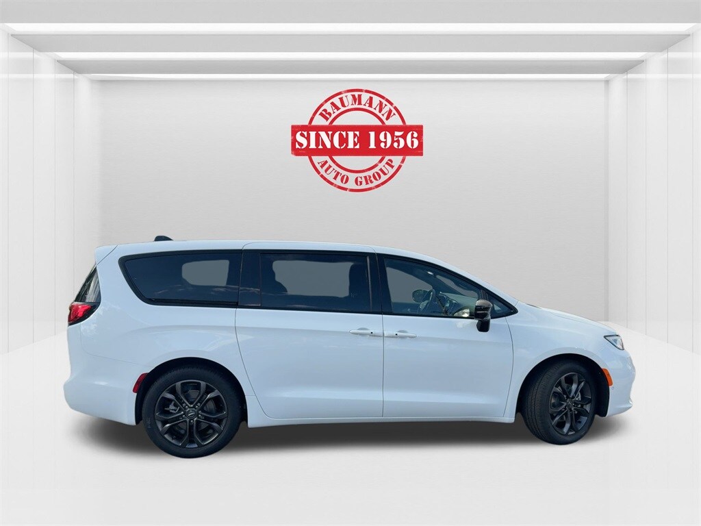 2026 Chrysler Pacifica photo 4