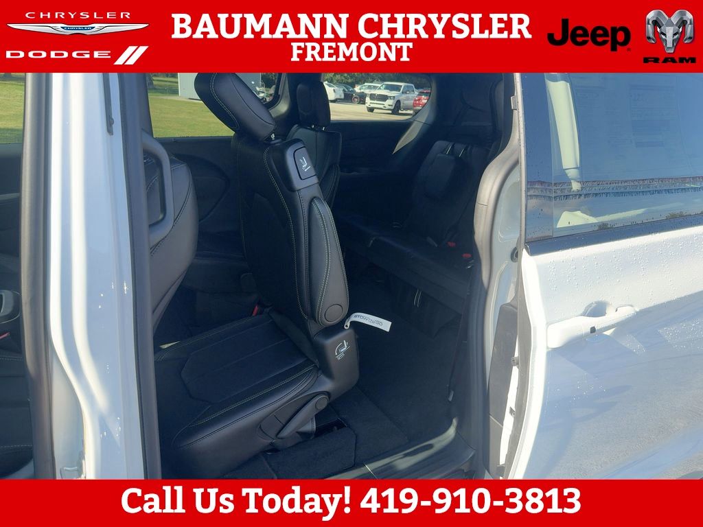 2026 Chrysler Pacifica Select - Photo 15