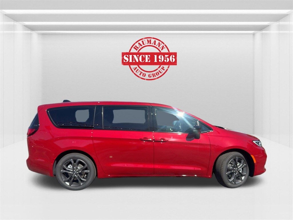 2026 Chrysler Pacifica photo 3