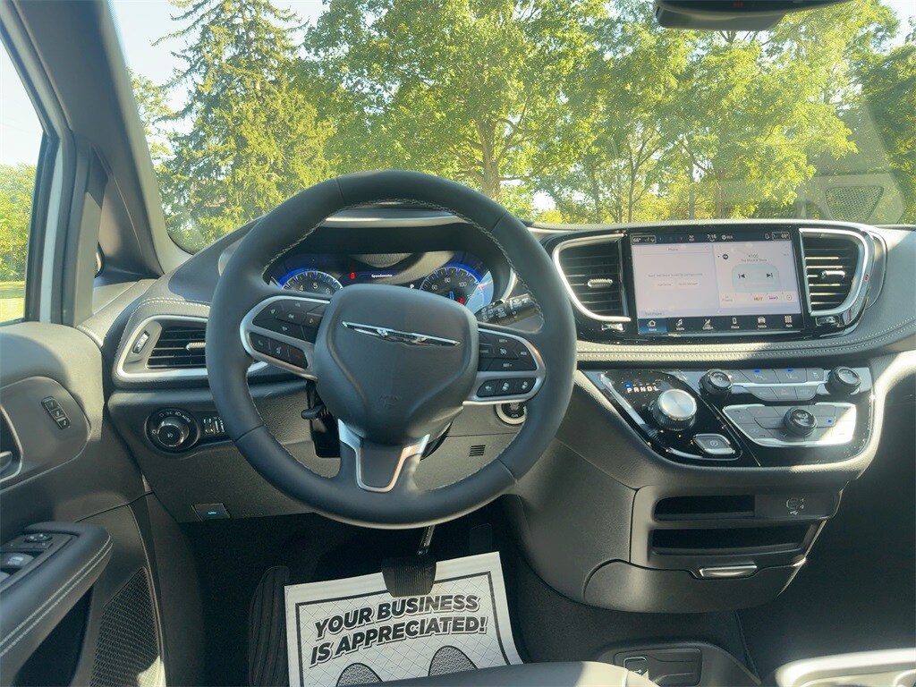2026 Chrysler Pacifica photo 3