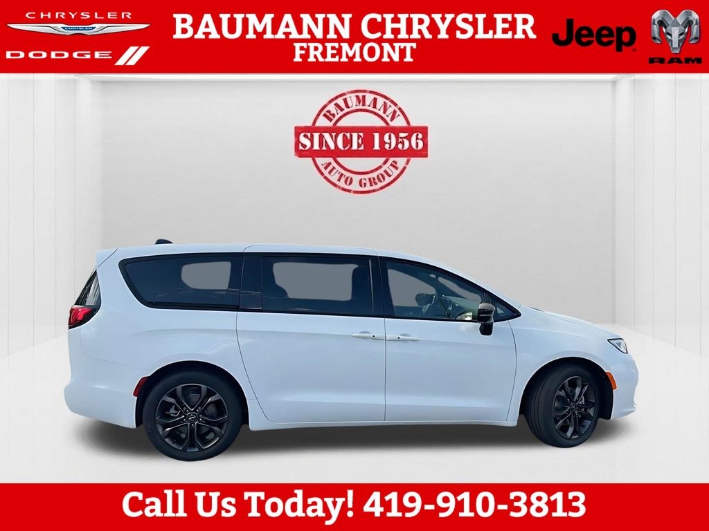 New 2026 Chrysler Pacifica SELECT Passenger Van
