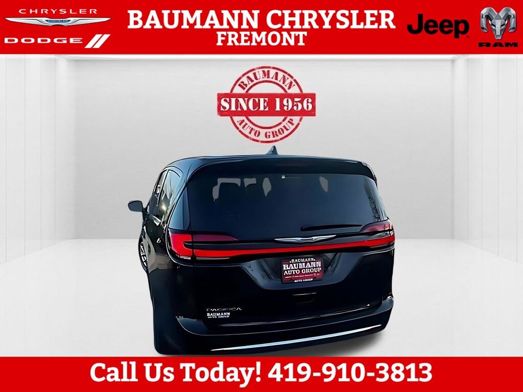 Used 2023 Chrysler Pacifica Touring L Minivan/Van