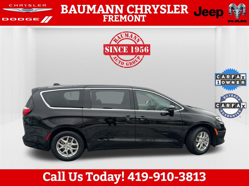 Used 2024 Chrysler Pacifica Touring L Minivan/Van