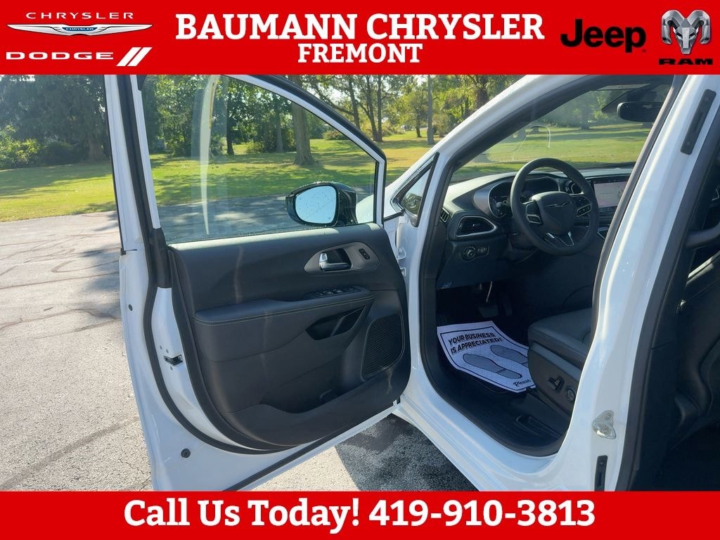 New 2026 Chrysler Pacifica SELECT Passenger Van