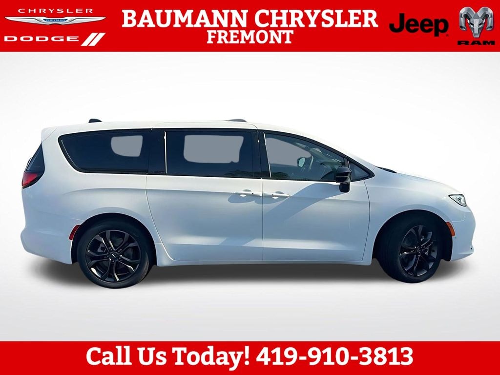 New 2026 Chrysler Pacifica SELECT Passenger Van
