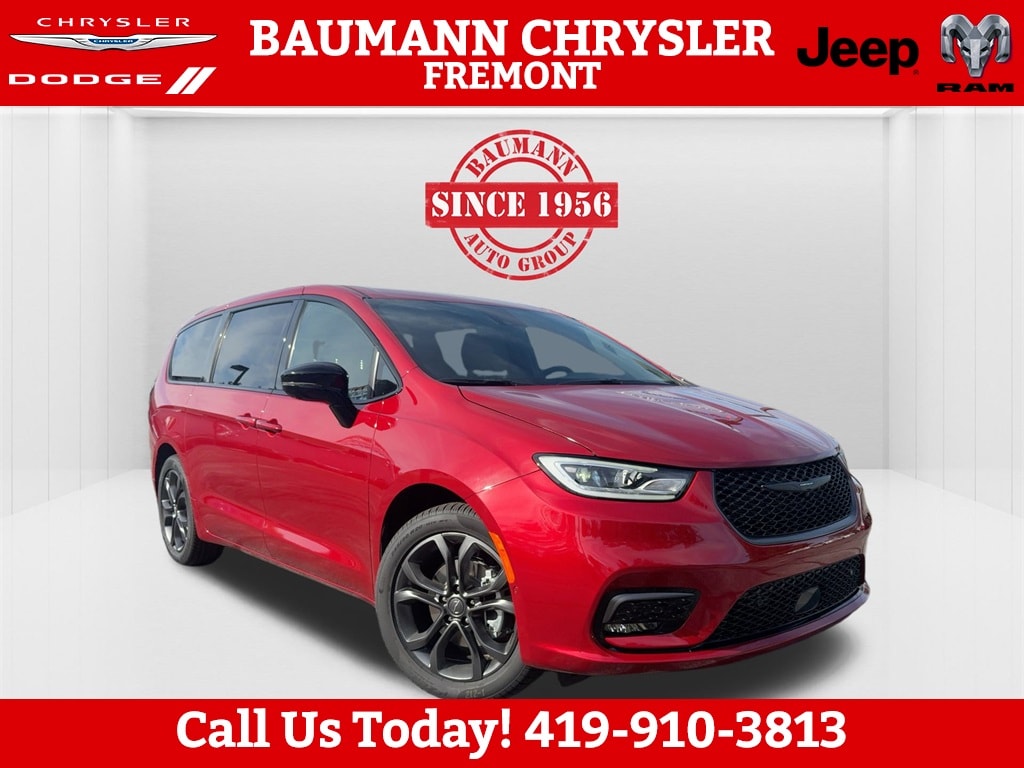 2026 Chrysler Pacifica Select's photo