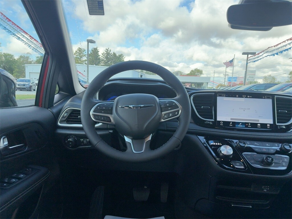 2026 Chrysler Pacifica photo 3