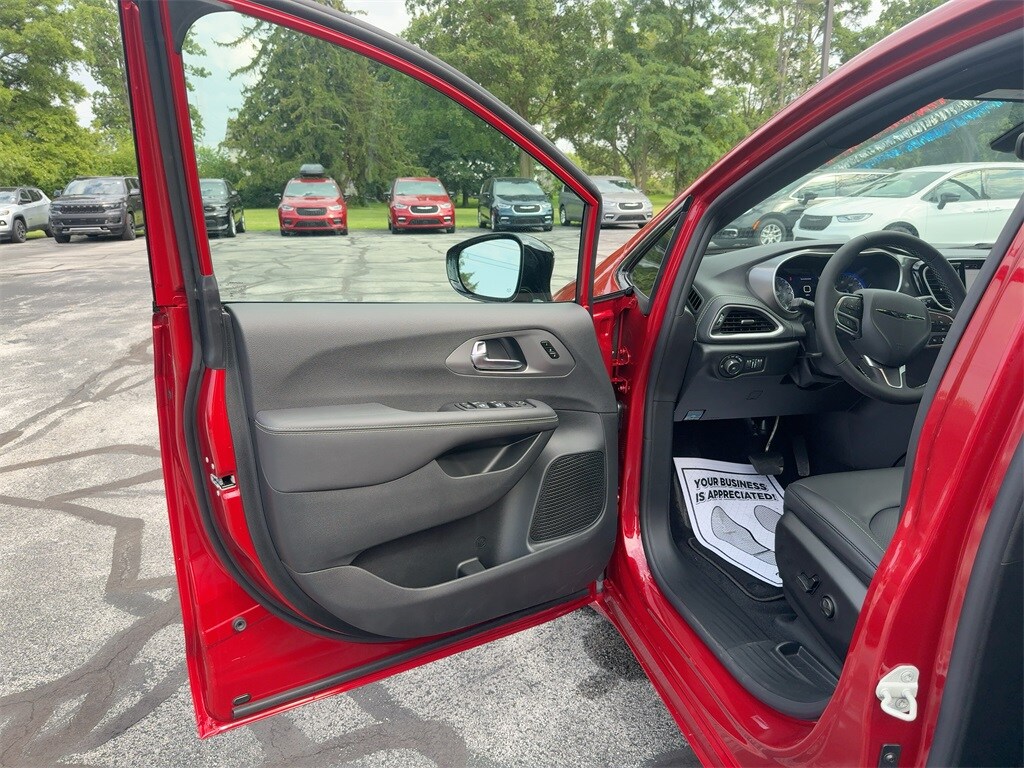 2026 Chrysler Pacifica photo 2