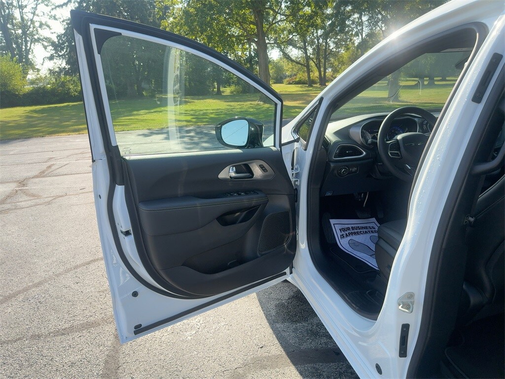 2026 Chrysler Pacifica photo 2