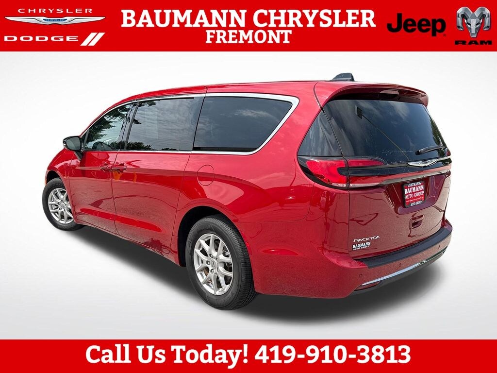 Used 2025 Chrysler Pacifica Select Minivan/Van