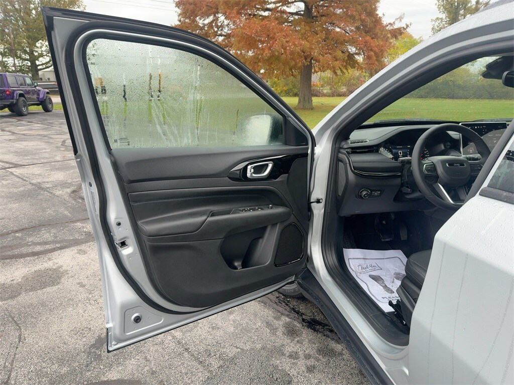 2026 Jeep Compass Latitude Altitude photo 2