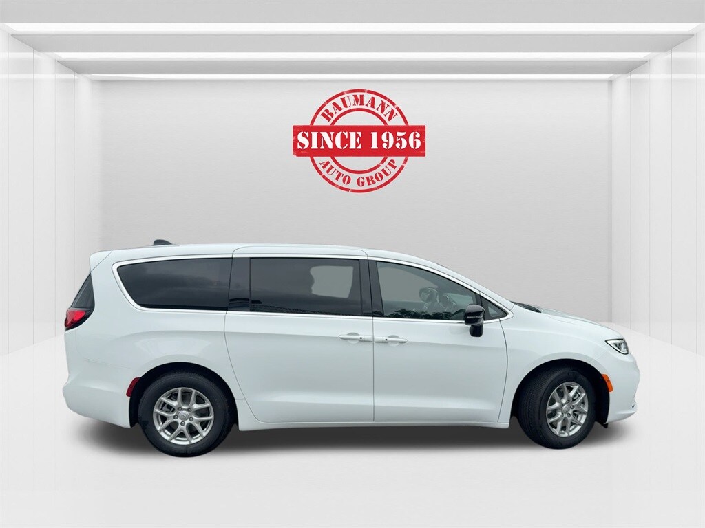 2026 Chrysler Pacifica photo 4