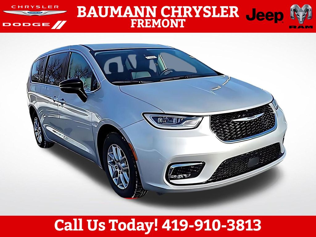 2024 Chrysler Pacifica Touring L's photo
