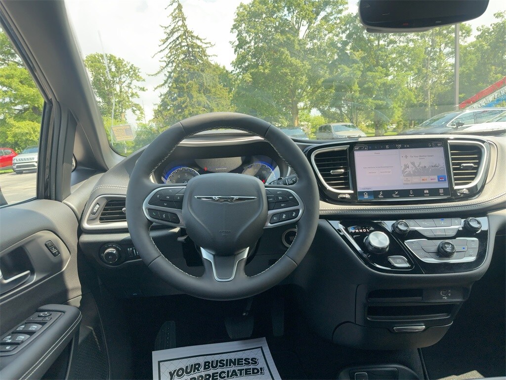 2026 Chrysler Pacifica photo 3