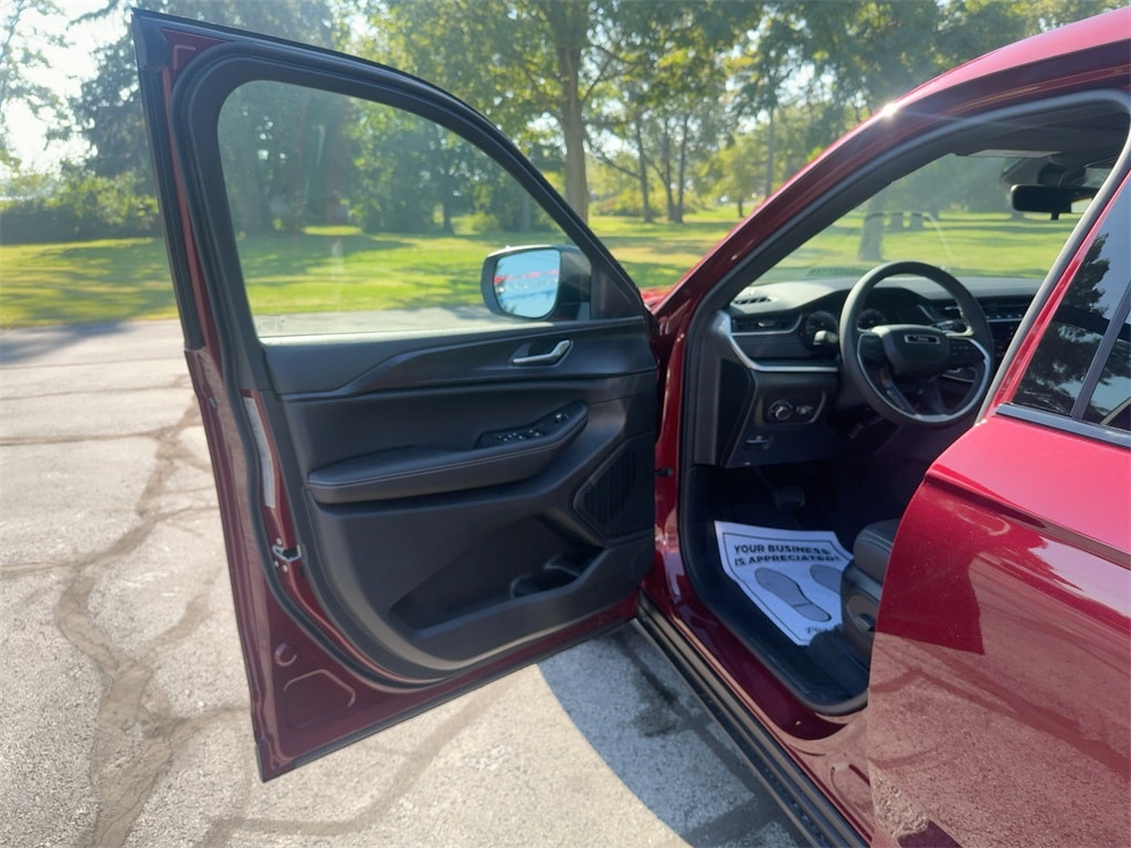 New 2025 Jeep Grand Cherokee L LAREDO X 4X4 Sport Utility