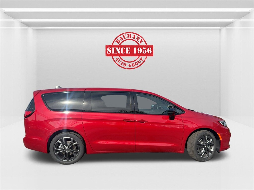 2026 Chrysler Pacifica photo 4