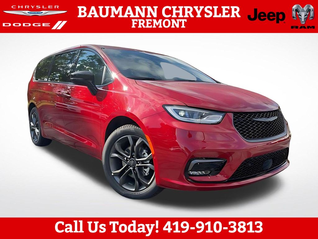 2026 Chrysler Pacifica Select's photo