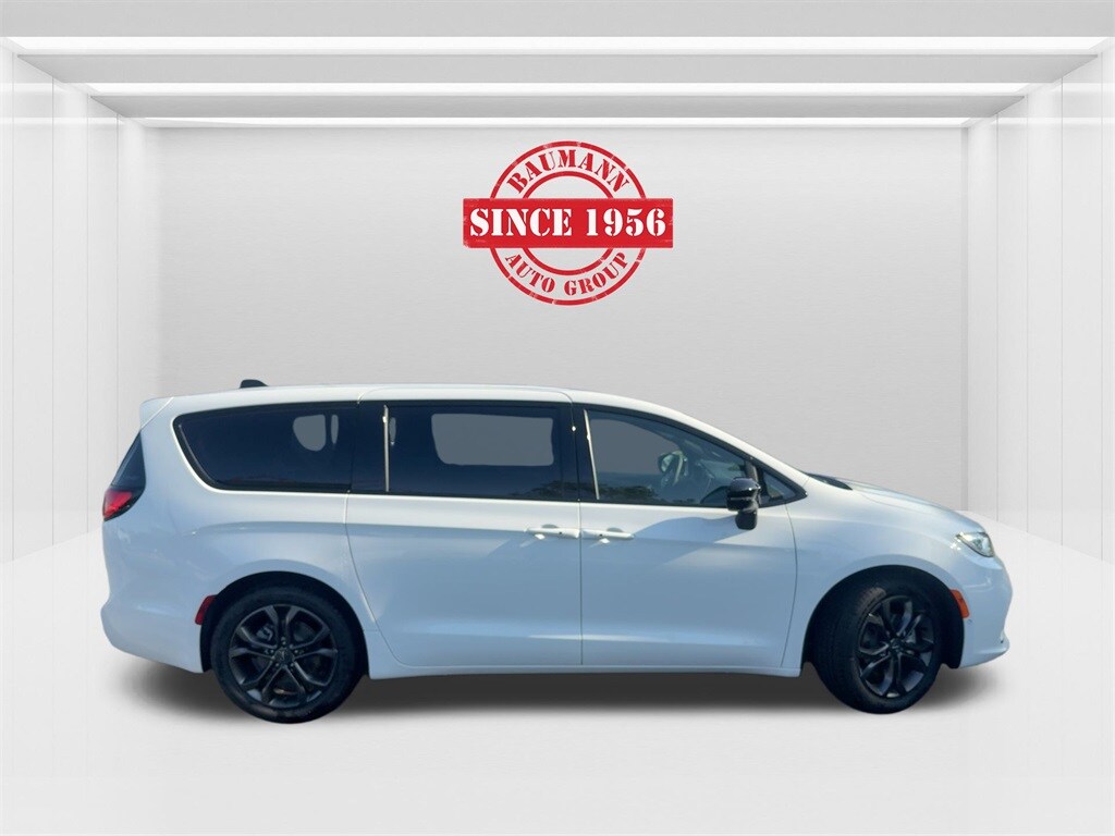 2026 Chrysler Pacifica photo 4