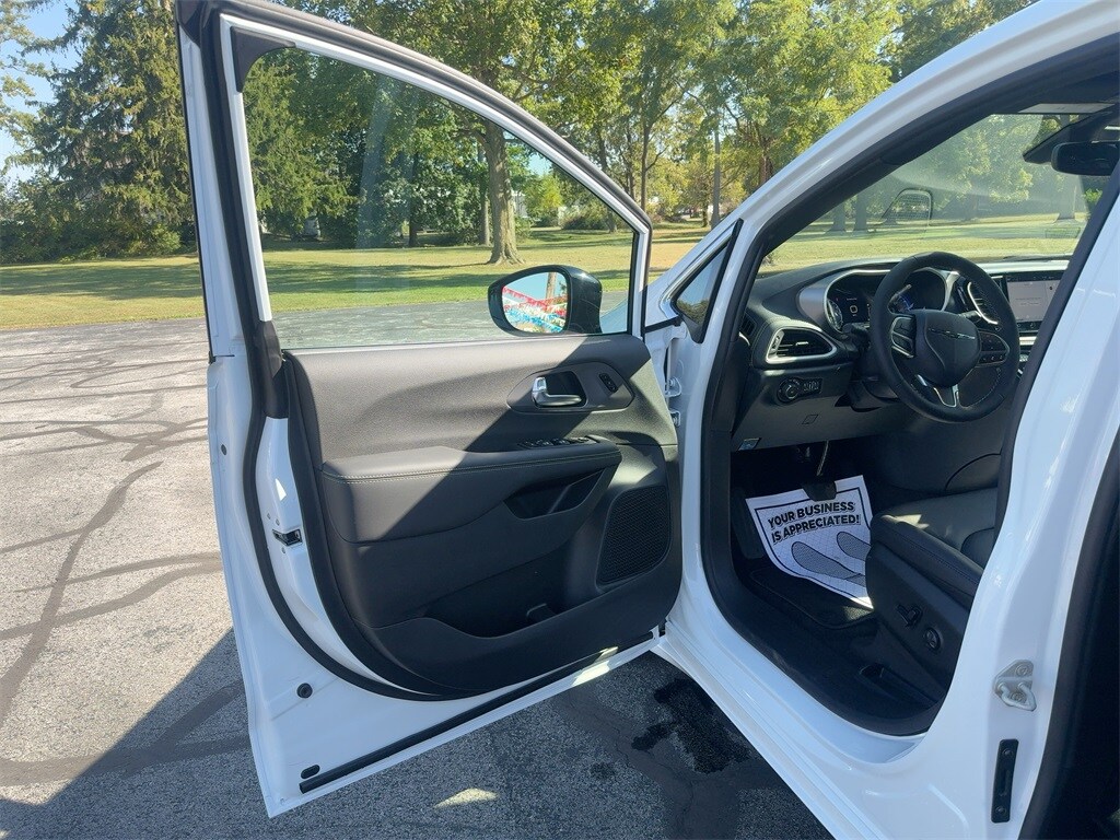 2026 Chrysler Pacifica photo 2