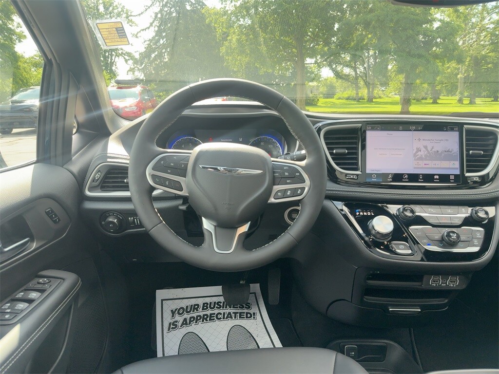 2025 Chrysler Pacifica photo 3