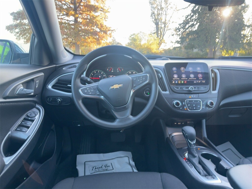 2024 Chevrolet Malibu 1LT photo 2