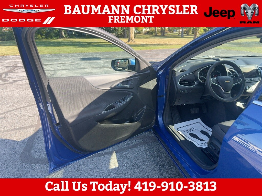 2023 Chevrolet Malibu 1LT photo 2