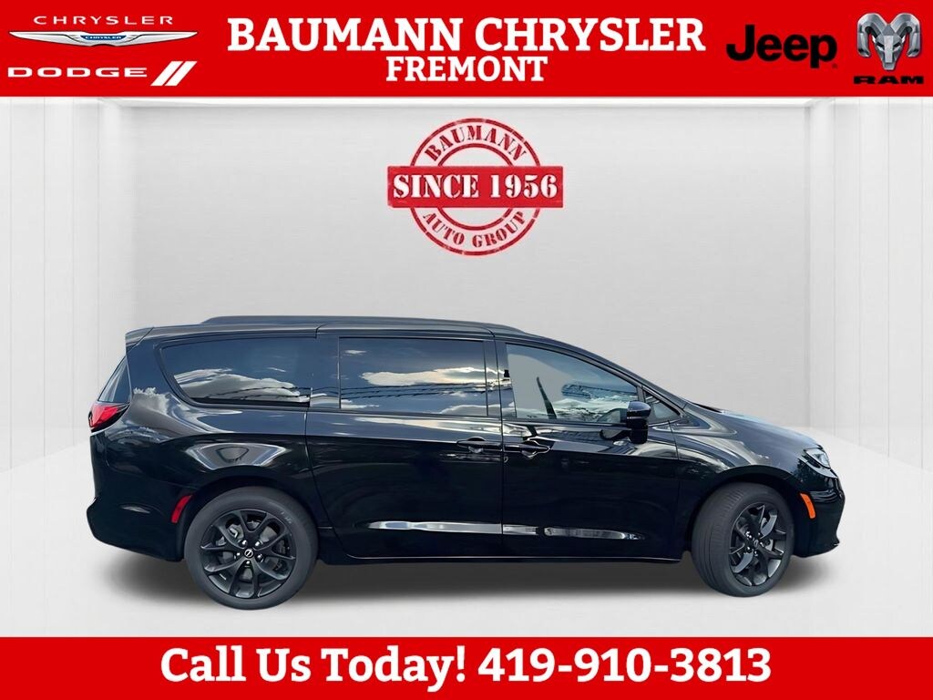 New 2026 Chrysler Pacifica LIMITED AWD Passenger Van