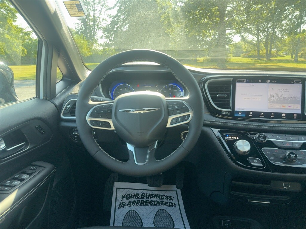 2026 Chrysler Pacifica photo 3