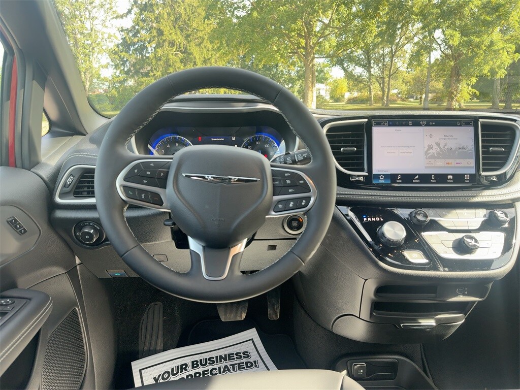 2026 Chrysler Pacifica photo 3