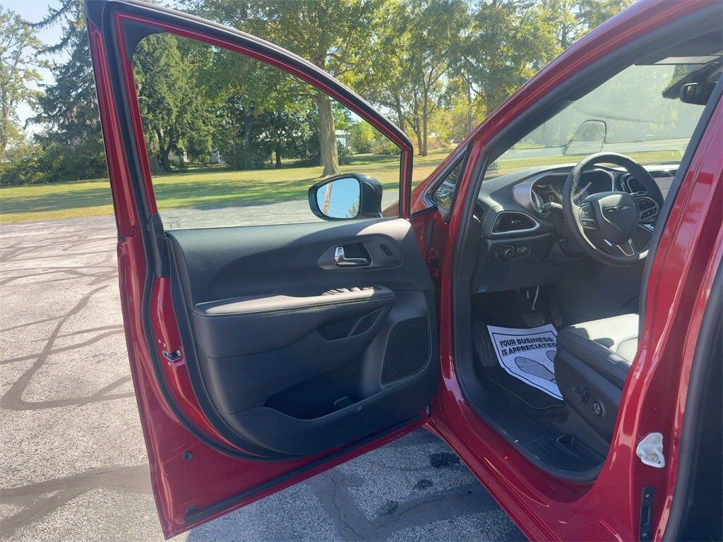 2026 Chrysler Pacifica photo 2