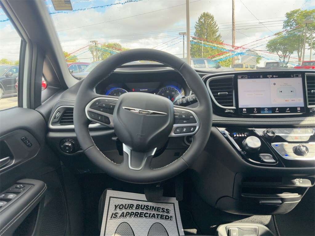 2026 Chrysler Pacifica photo 3