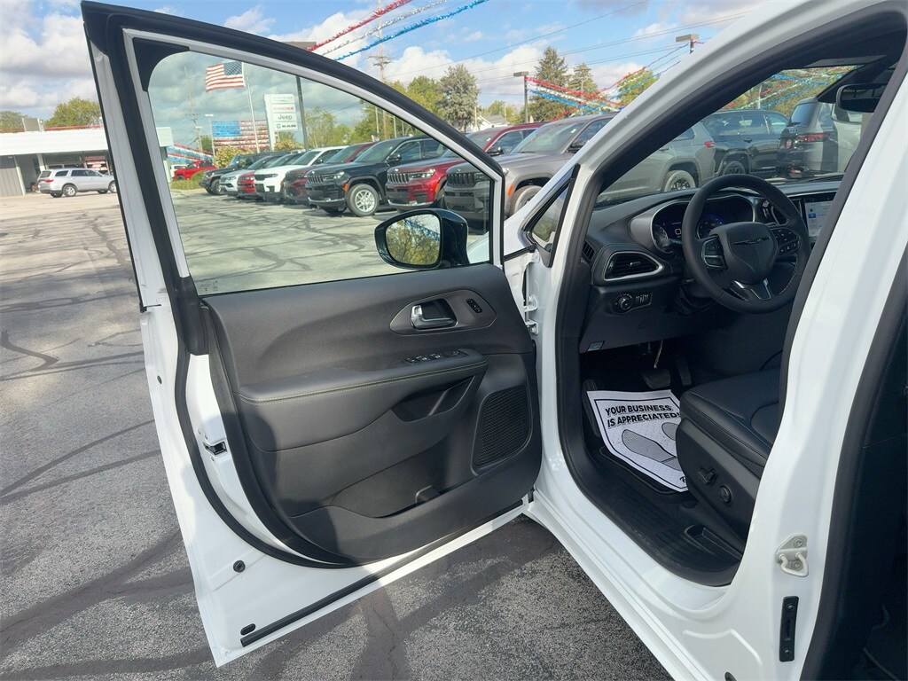 2026 Chrysler Pacifica photo 2