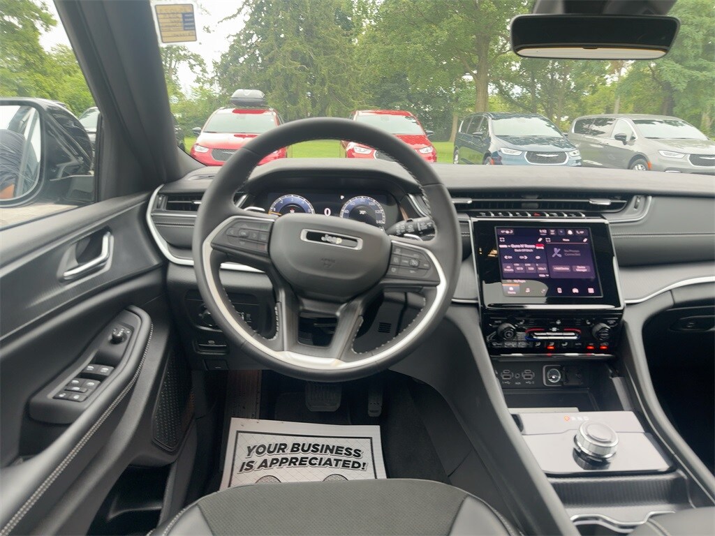 2025 Jeep Grand Cherokee Altitude photo 3