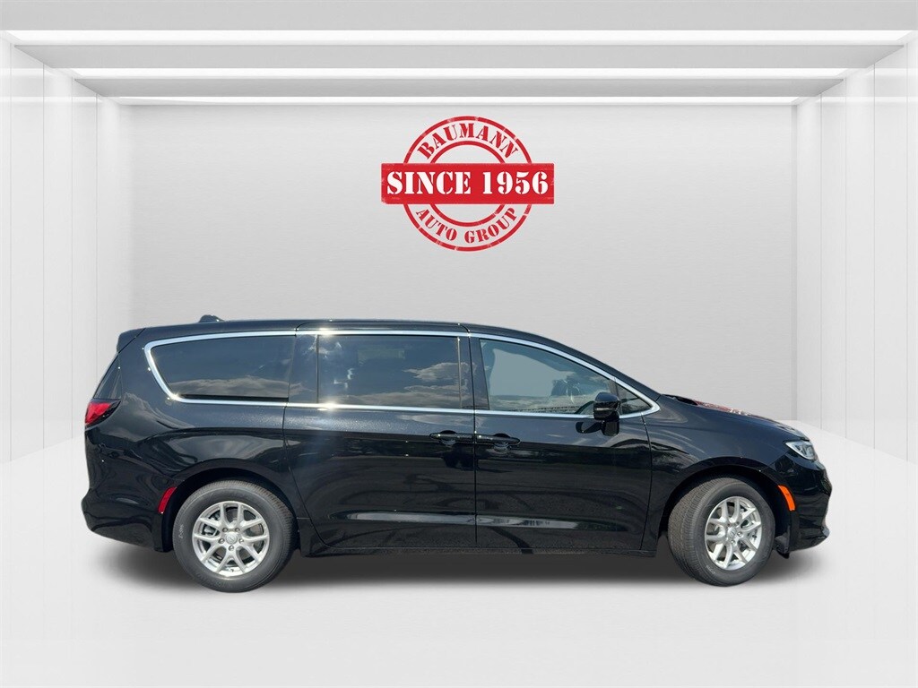 2026 Chrysler Pacifica photo 4
