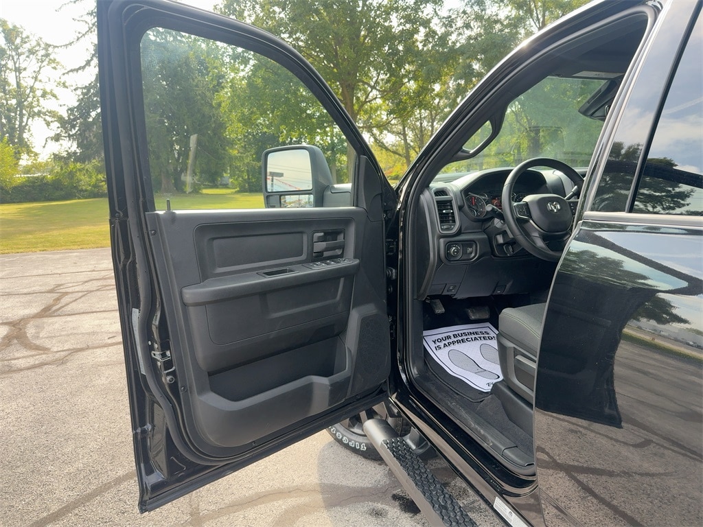 New 2026 Ram 2500 BLACK EXPRESS CREW CAB 4X4 6'4 BOX Pickup