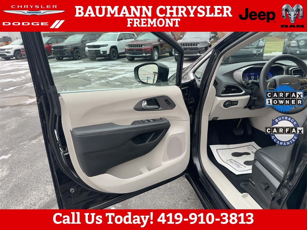 Used 2024 Chrysler Pacifica Touring L Minivan/Van