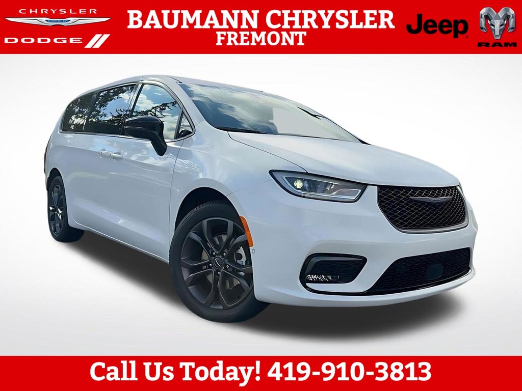 2026 Chrysler Pacifica Select's photo