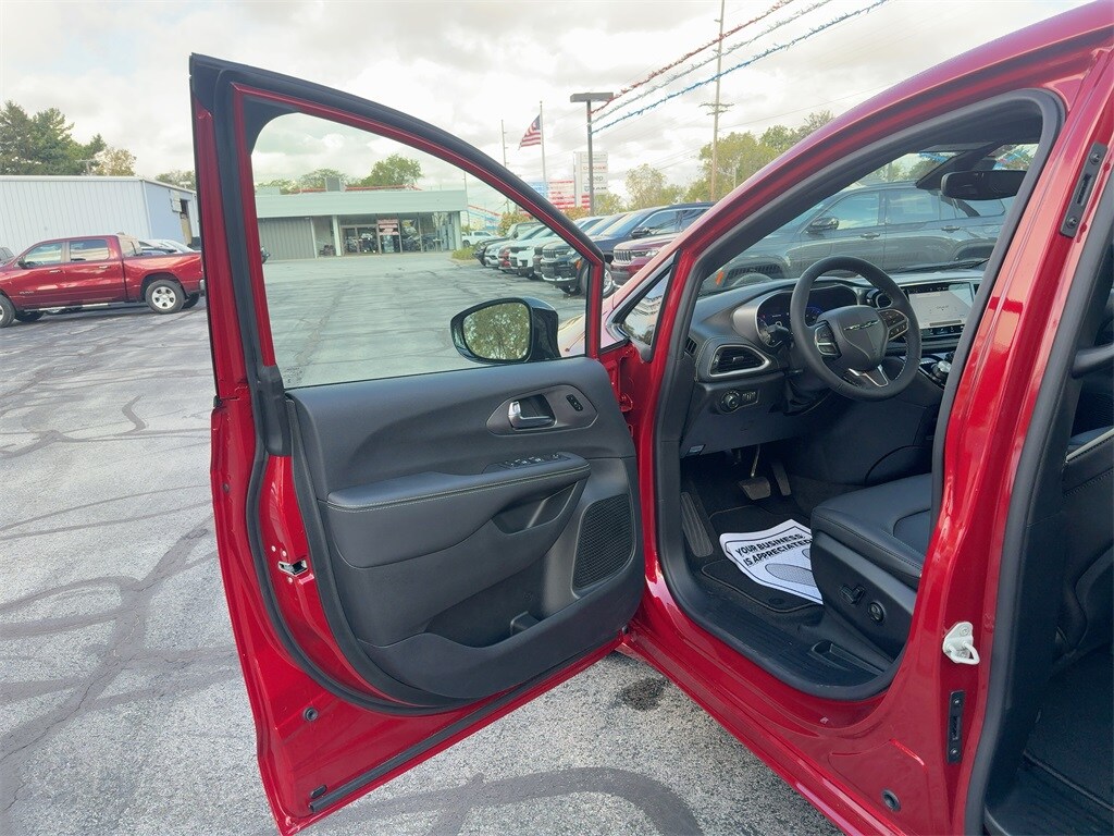 2026 Chrysler Pacifica photo 2