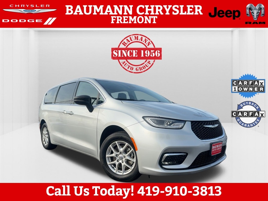 2024 Chrysler Pacifica Touring L's photo