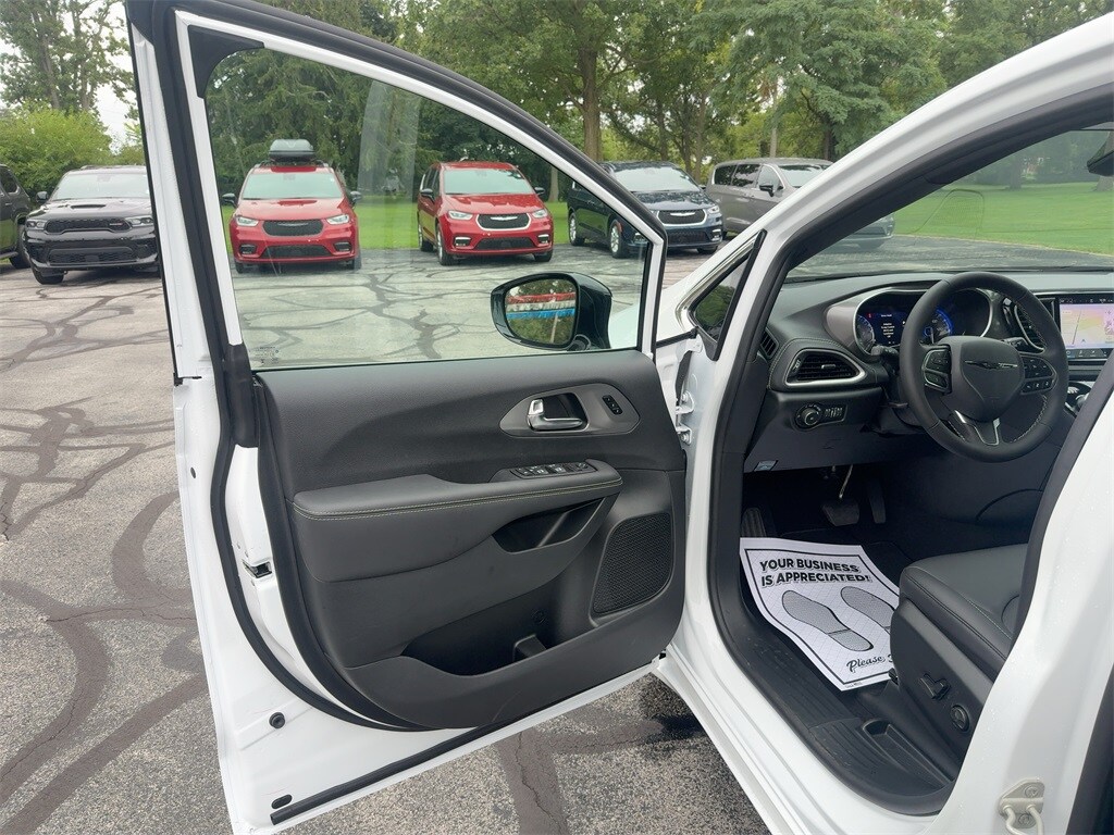 2026 Chrysler Pacifica photo 2