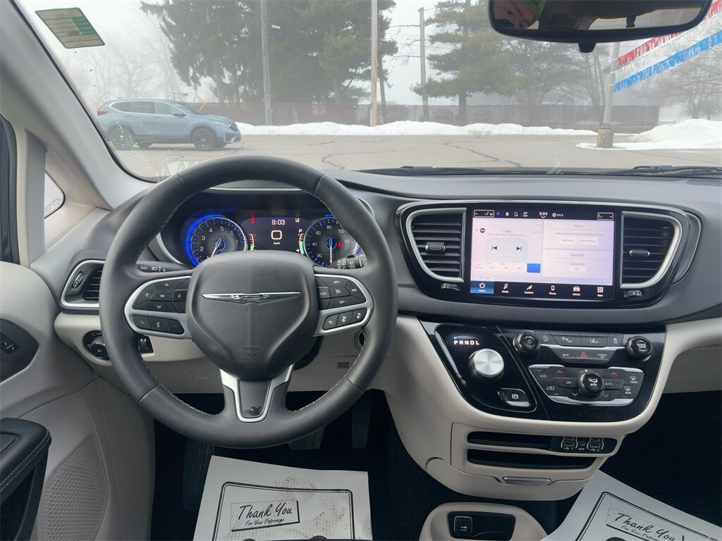 Used 2024 Chrysler Pacifica Touring L Minivan/Van