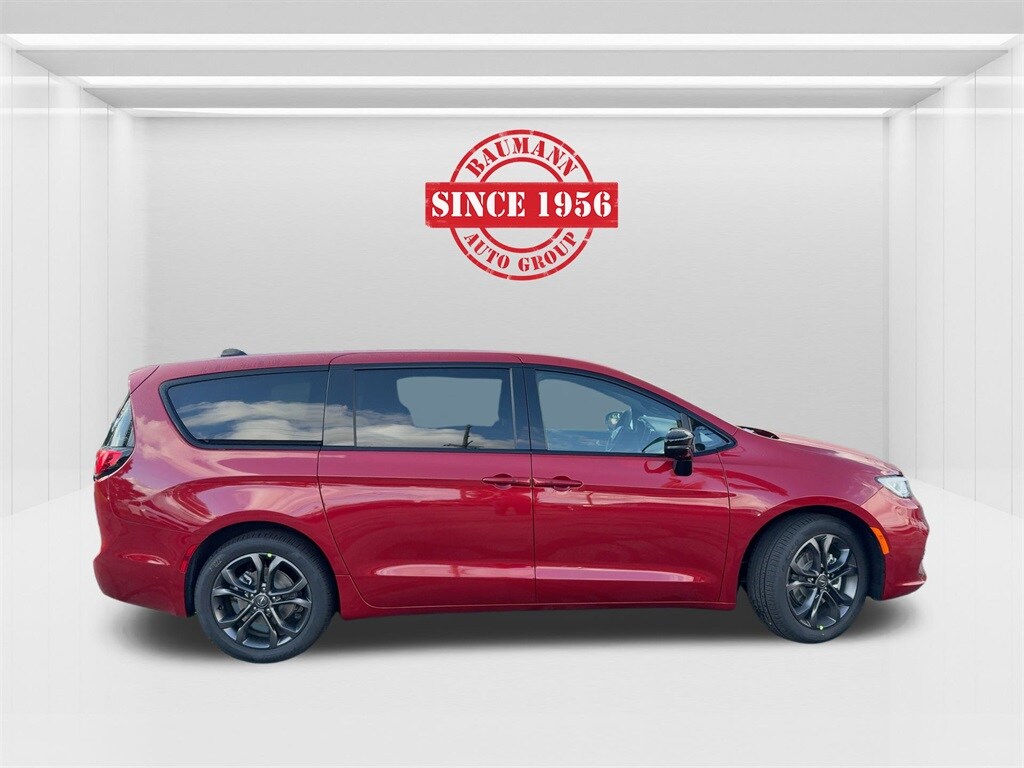 2026 Chrysler Pacifica photo 4