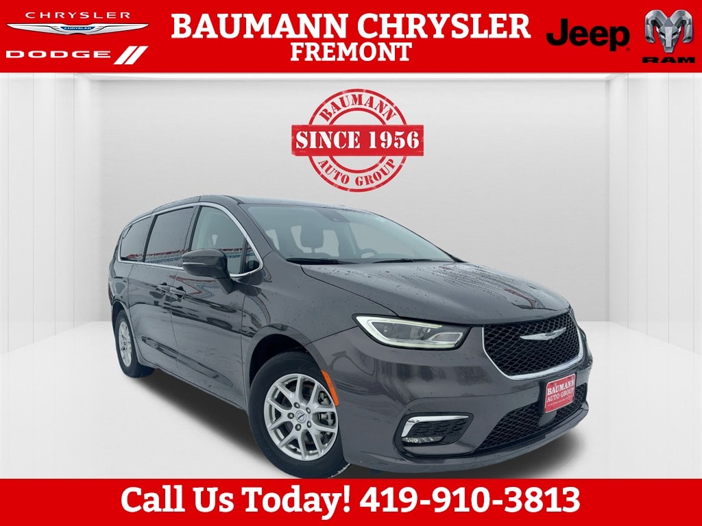 2023 Chrysler Pacifica Touring L's photo